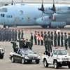 Thủ tướng Nhật Bản Shinzo Abe dự lễ duyệt binh của Lực lượng phòng vệ Nhật Bản. (Ảnh: AFP/TTXVN)