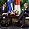 Ngoại trưởng Nhật Bản Fumio Kishida hội kiến Chủ tịch Cuba Raul Castro tại La Habana. (Ảnh: Kyodo)