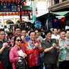 Đại sứ Trung Quốc tại Malaysia (áo đỏ) thăm phố người Hoa Petaling. (Ảnh: The Star)