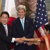 Ngoại trưởng Nhật Bản, Mỹ và Ấn Độ bắt tay sau cuộc họp. (Ảnh: Reuters)