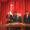 Thủ tướng Lý Hiển Long tuyên thệ nhậm chức trước Tổng thống Tony Tan. (Nguồn: channelnewsasia.com)