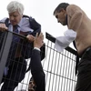 Hai lãnh đạo Air France phải trèo rào để trốn đám đông biểu tình quá khích. (Ảnh: Getty Images)