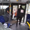 Hiện trường vụ tấn công vào các hành khách trên xe buýt. (Nguồn: haaretz.com)