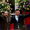 Chủ tịch tập đoàn HKND, Wang Jing (phải) và Tổng thống Nicaragua Daniel Ortega tại lễ ký hợp đồng xây dựng kênh đào. (Ảnh: AP)