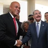 Tổng thống Haiti Michel Martelly (trái) và người đồng cấp Cộng hòa Dominicana Danilo Medina. (Ảnh: EFE)
