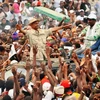 Ứng cử viên đối lập Cellou Dalein Diallo giữa đám đông người ủng hộ. (Ảnh: AFP)