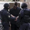 Cảnh sát liên bang Australia bắt giữ một nghi phạm ở Sydney. (Ảnh: Reuters/TTXVN)