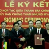 Tổng Thanh tra Chính phủ Huỳnh Phong Tranh và Chủ tịch Ủy ban chống tham nhũng Myanmar U Mya Win ký Bản ghi nhớ. (Ảnh: Nguyễn Dân/TTXVN)