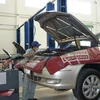 Nhân viên Toyota bảo dưỡng định kỳ cho các loại xe của hãng. (Ảnh: Văn Xuyên/Vietnam+)