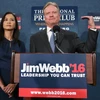 Ứng cử viên Jim Webb và người vợ Việt Nam Hong Le Webb trong chiến dịch vận động tranh cử. (Ảnh: AP)