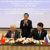 Chủ tịch nước Trương Tấn Sang chứng kiến lễ ký Thỏa thuận hợp tác giữa chính quyền tỉnh Moskva và Ủy ban nhân dân thành phố Hồ Chí Minh ngày 10/5. (Ảnh: Nguyễn Khang/TTXVN)