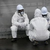 Các công nhân làm việc trong nhà máy điện hạt nhân Fukushima. (Ảnh: AP)