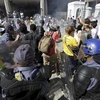 Sinh viên đụng độ với lực lượng cảnh sát bên ngoài tòa nhà Quốc hội Nam Phi. (Ảnh: Reuters)