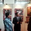 Đại sứ Việt Nam được bổ nhiệm tại Indonesia, ông Hoàng Anh Tuấn tham quan triển lãm. (Ảnh: Đỗ Quyên/Vietnam+)
