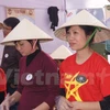 Cán bộ và phu nhân cán bộ Đại sứ quán Việt Nam giới thiệu sản phẩm tại hội chợ Bazaar. (Ảnh: Minh Lý/Vietnam+)