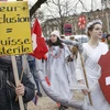 Những người biểu tình phản đối việc hạn chế nhập cư tại Thụy Sĩ. (Ảnh: EPA)