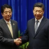 Thủ tướng Nhật Bản Shizo Abe bắt tay Chủ tịch Trung Quốc Tập Cận Bình. (Ảnh: AFP)