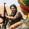 Các nữ chiến binh thuộc Đơn vị Bảo vệ người Kurd (YPG) tranh thủ nghỉ ngơi tại thành phố Hasakeh. (Ảnh: AFP)