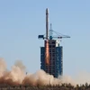 Tên lửa đẩy Trường Chinh mang theo vệ tinh rời bệ phóng. (Ảnh: THX/TTXVN)