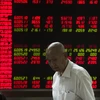 Nhà đầu tư theo dõi tỷ giá chứng khoán tại thủ đô Bắc Kinh, Trung Quốc. (Nguồn: scmp.com)