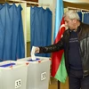 Cử tri Azerbaijan bỏ phiếu tại một địa điểm bầu cử ở Baku. (Ảnh: AFP/TTXVN)