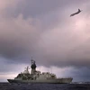 Tàu HMAS Perth của Australia và máy bay Orion P-3K của không quân New Zealand tìm kiếm MH370 trên Ấn Độ dương ngày 13/4/2014. (Ảnh: AFP/TTXVN)
