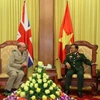 Đại tướng Đỗ Bá Tỵ tiếp Thứ trưởng Bộ Quốc phòng và các quan chức Quốc phòng Lào. (Ảnh: TTXVN)