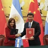 Tổng thống Cristina Fernández và Chủ tịch Trung Quốc Tập Cận Bình ký thỏa thuận hợp tác về năng lượng hạt nhân. (Ảnh: AP)
