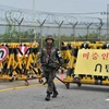 Binh sỹ Hàn Quốc dựng rào chắn tại lối vào khu công nghiệp Keasong ngày 21/8. (Ảnh: AFP/TTXVN)