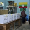 Tập huấn cho cán bộ phụ trách việc bầu cử tại trung tâm ở Yangon ngày 30/10. (Ảnh: AFP/TTXVN)