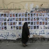 Bức tường dán hình các tù nhân chính trị tại Sanabis, Bahrain ngày 22/10. (Ảnh: AP)
