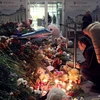 Nến, hoa và thú bông được đem đến để tưởng niệm các nạn nhân vụ tai nạn máy bay. (Ảnh: Quang Vinh/Vietnam+)