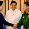 Tướng Min Aung Hlaing chúc mừng thắng lợi của bà Aung San Suu Kyi. (Nguồn: EPA)