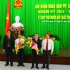 Chủ tịch UBND tỉnh Cần Thơ Võ Thành Thống (thứ hai, bên phải) nhận hoa chúc mừng. (Ảnh: Ngọc Thiện/TTXVN)