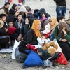 Người tị nạn và di cư tại khu vực biên giới Hy Lạp-Macedonia ngày 10/11. (Ảnh: AFP/TTXVN)