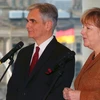 Thủ tướng Áo Werner Faymann và Thủ tướng Đức Angela Merkel. (Ảnh: Reuters)