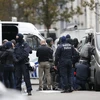 Cảnh sát Bỉ tiến hành chiến dịch truy quét khủng bố tại Molenbeek thuộc Brussels ngày 16/11. (Ảnh: THX/TTXVN)