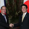 Thủ tướng Nhật Bản Shinzo Abe bắt tay Tổng thống Philippines Benigno Aquino. (Ảnh: Reuters)