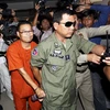 Cảnh sát áp giải ông Hong Sok Hour, thượng nghị sỹ đảng CNRP, tới tòa vì xuyên tạc tình hình biên giới với Việt Nam. (Ảnh: Reuters/TTXVN)