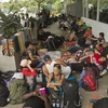 Người di cư Cuba nằm đợi bên ngoài văn phòng nhập cảnh tại biên giới Nicaragua-Costa Rica. (Ảnh: AP)