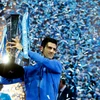 Novak Djokovic nâng cao chiếc cúp vô địch ATP World Tour Finals. (Nguồn: standard.co.uk)