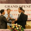Đại diện Cambodia Angkor Air và Dragon Air Service ký kết biên bản hợp tác. (Ảnh: Phạm Kiên/TTXVN)