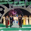 Ban tổ chức trao giải Người đẹp xứ Trà năm 2015 cho thí sinh Đào Thị Minh Ngọc . (Ảnh: Thu Hằng/TTXVN)