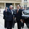 Chủ tịch Thượng viện Pháp Gerad Larcher chào đón Thủ tướng Nguyễn Tấn Dũng. (Ảnh: Đức Tám/TTXVN)