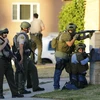 Lực lượng cảnh sát truy tìm đối tượng xả súng ở San Bernardino, California. (Ảnh: Reuters)