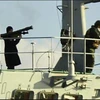 Binh sỹ Nga vác súng phóng tên lửa trên tàu Ceasar Konikov khi đi qua lãnh hải Thổ Nhĩ Kỳ. (Nguồn: Hurriyet)