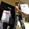Lực lượng an ninh Indonesia bảo vệ một địa điểm bầu cử. (Nguồn: asiancorrespondent.com)