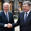 Phó Tổng thống Mỹ Joe Biden (trái) bắt tay Tổng thống Ukraine Petro Poroshenko. (Ảnh: AFP/TTXVN)