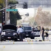 Cảnh sát khám xét xe ôtô của các nghi phạm trong vụ xả súng ở San Bernardino, California ngày 3/12. (Ảnh: AFP/TTXVN)