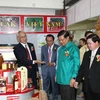 Một gian hàng trưng bày các sản phẩm của tỉnh Đắk Lắk tại hội chợ. (Ảnh: Phạm Kiên/Vietnam+)